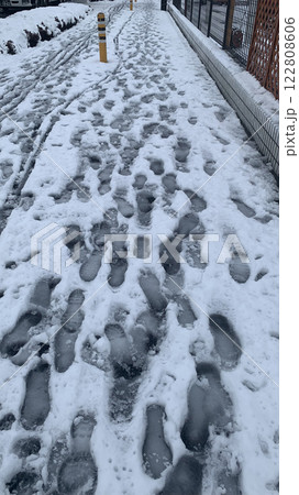 都会の大雪 街の風景の外灯と足跡 都会の大雪 街の風景の外灯と足跡 122808606