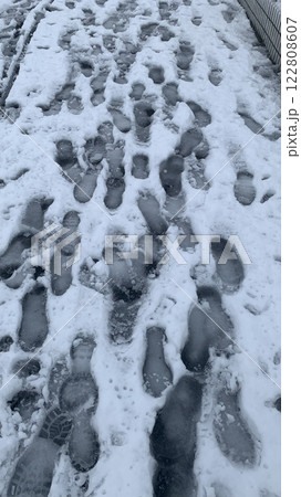都会の大雪　街の風景の外灯と足跡 122808607