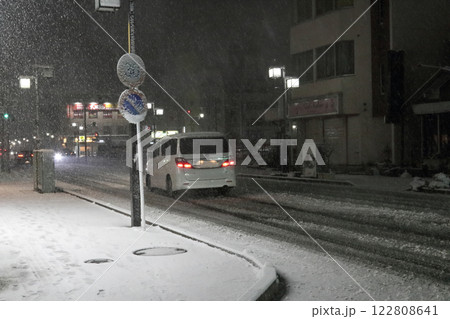 都会の大雪 道路の車と街の風景 都会の大雪 道路の車と街の風景 122808641