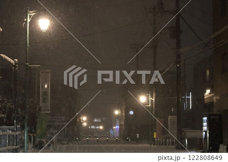 日本の冬　都会の大雪　街の風景の外灯 122808649