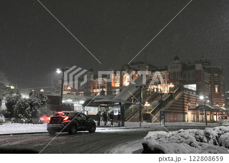 日本の大雪の深谷駅とロータリー 街の風景と外灯 日本の大雪の深谷駅とロータリー 街の風景と外灯 122808659