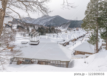 大内宿の冬景色 茅葺き屋根の宿場町 福島県 大内宿の冬景色 茅葺き屋根の宿場町 福島県 122809038