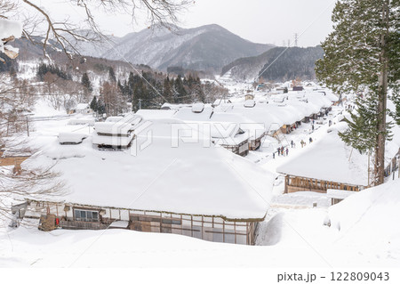 大内宿の冬景色　茅葺き屋根の宿場町　福島県 122809043