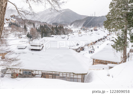 大内宿の冬景色　茅葺き屋根の宿場町　福島県 122809058
