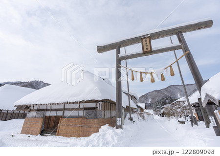 雪の積もった冬の朝の神社 雪の積もった冬の朝の神社 122809098