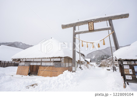 雪の積もった冬の朝の神社 雪の積もった冬の朝の神社 122809104