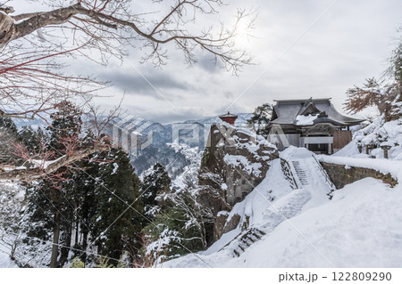 山形県　山寺（宝珠山立石寺）　雪景色　絶景の寺 122809290
