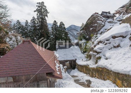山形県　山寺（宝珠山立石寺）　雪景色　絶景の寺 122809292