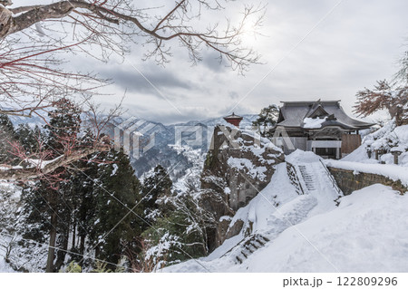 山形県　山寺（宝珠山立石寺）　雪景色　絶景の寺 122809296