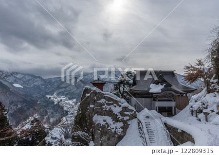 山形県　山寺（宝珠山立石寺）　雪景色　絶景の寺 122809315