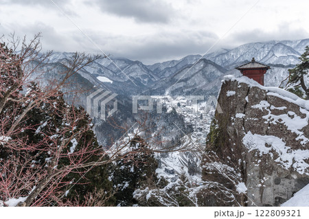 山形県　山寺（宝珠山立石寺）　雪景色　絶景の寺 122809321