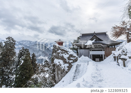 山形県　山寺（宝珠山立石寺）　雪景色　絶景の寺 122809325