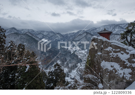 山形県　山寺（宝珠山立石寺）　雪景色　絶景の寺 122809336