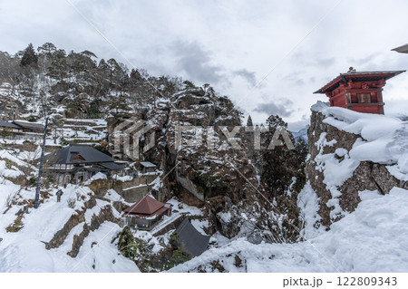 山形県　山寺（宝珠山立石寺）　雪景色　絶景の寺 122809343