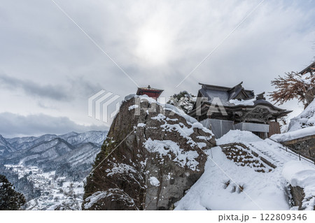 山形県　山寺（宝珠山立石寺）　雪景色　絶景の寺 122809346