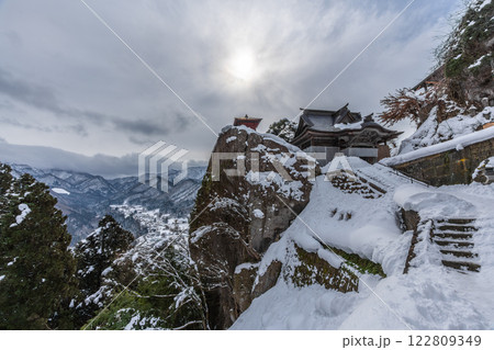 山形県　山寺（宝珠山立石寺）　雪景色　絶景の寺 122809349
