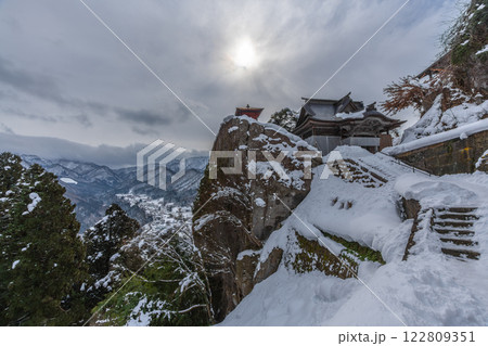 山形県　山寺（宝珠山立石寺）　雪景色　絶景の寺 122809351