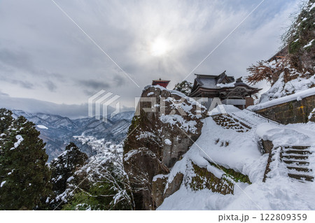 山形県　山寺（宝珠山立石寺）　雪景色　絶景の寺 122809359