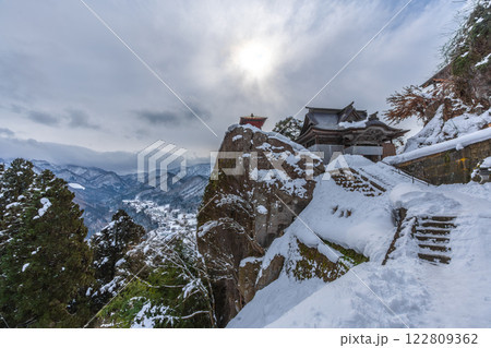 山形県　山寺（宝珠山立石寺）　雪景色　絶景の寺 122809362