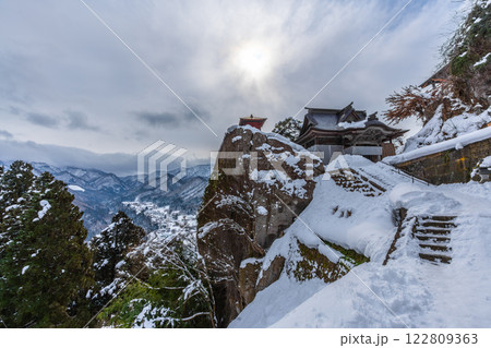 山形県　山寺（宝珠山立石寺）　雪景色　絶景の寺 122809363