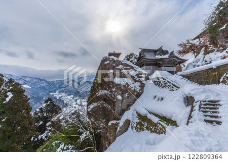 山形県　山寺（宝珠山立石寺）　雪景色　絶景の寺 122809364