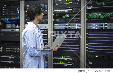 コンピュータサーバとエンジニア　イメージ　 122809476