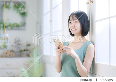 若い女性のライフスタイルイメージ スマホ 若い女性のライフスタイルイメージ スマホ 122809569
