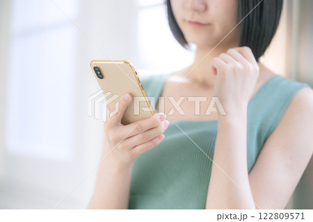 若い女性のライフスタイルイメージ　スマホ 122809571