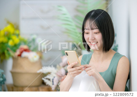 若い女性のライフスタイルイメージ スマホ 若い女性のライフスタイルイメージ スマホ 122809572