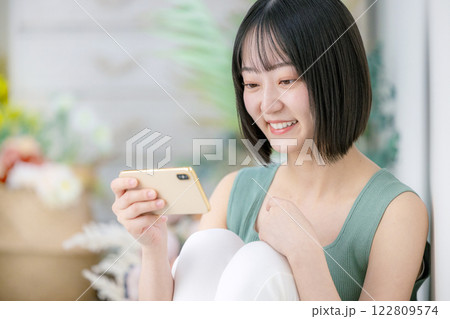 若い女性のライフスタイルイメージ スマホ 若い女性のライフスタイルイメージ スマホ 122809574