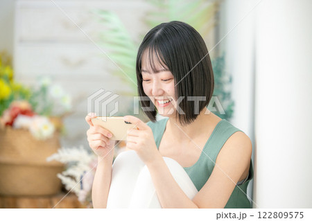 若い女性のライフスタイルイメージ　スマホ 122809575