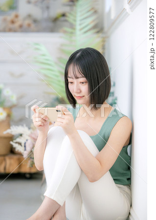 若い女性のライフスタイルイメージ スマホ 若い女性のライフスタイルイメージ スマホ 122809577