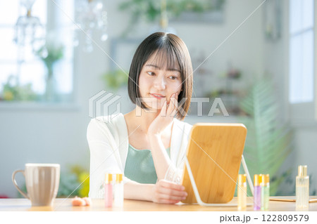 肌の潤いを実感する若い女性 122809579