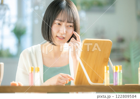 お肌のトラブルに悩む若い女性 122809584