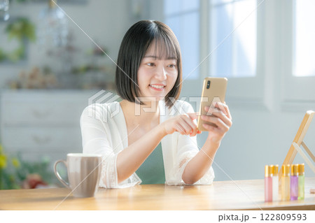 スマホを操作する若い女性 スマホを操作する若い女性 122809593