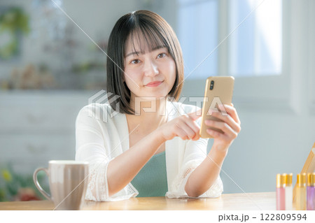 スマホを操作する若い女性 スマホを操作する若い女性 122809594