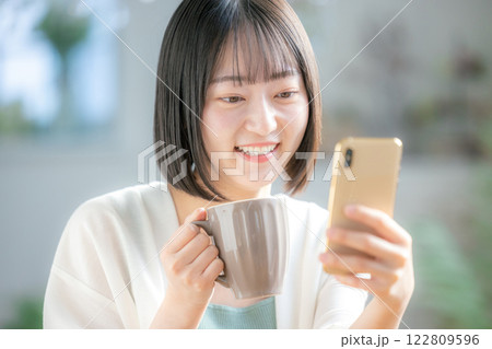 スマホを操作する若い女性 122809596