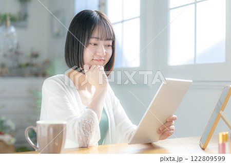 タブレットを操作する女性 タブレットを操作する女性 122809599