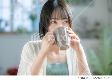 コーヒーを飲む女性 122809602