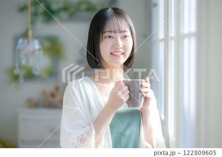 コーヒーを飲む女性 コーヒーを飲む女性 122809605