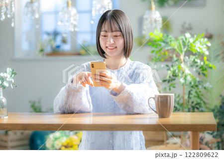スマホを見る女性 122809622