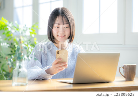 テレワーク　女性　スマホ 122809628