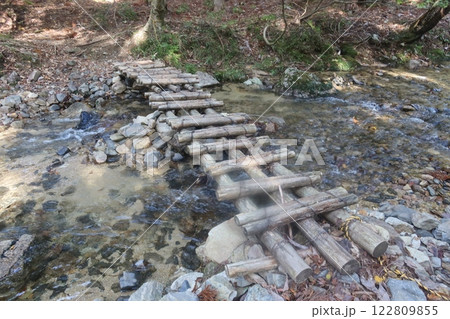 登山道の橋 122809855