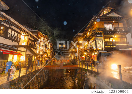 雪降る夜の銀山温泉 (山形県) 雪降る夜の銀山温泉 (山形県) 122809902