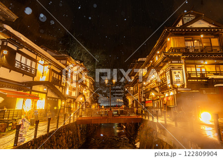 雪降る夜の銀山温泉 (山形県) 雪降る夜の銀山温泉 (山形県) 122809904