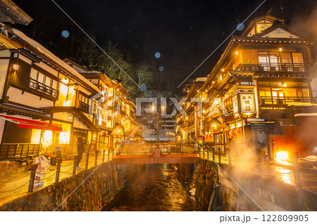 雪降る夜の銀山温泉 (山形県) 雪降る夜の銀山温泉 (山形県) 122809905