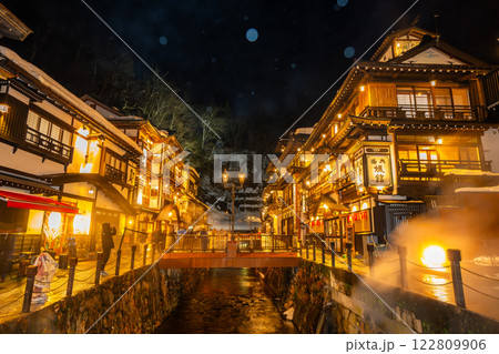 雪降る夜の銀山温泉 (山形県) 雪降る夜の銀山温泉 (山形県) 122809906