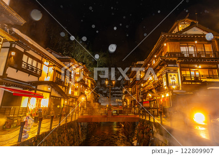 雪降る夜の銀山温泉 (山形県) 雪降る夜の銀山温泉 (山形県) 122809907