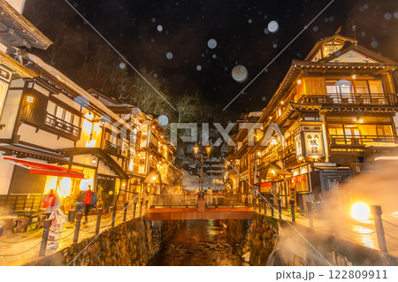 雪降る夜の銀山温泉 (山形県) 雪降る夜の銀山温泉 (山形県) 122809911