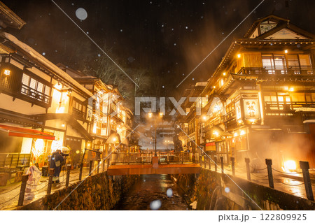 雪降る夜の銀山温泉 (山形県) 雪降る夜の銀山温泉 (山形県) 122809925